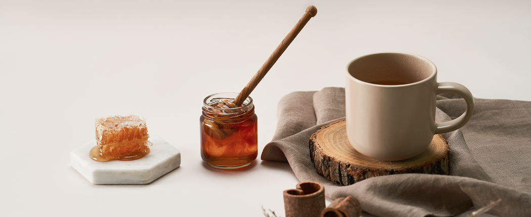 차와 함께 꿀과 함께  있는 사진