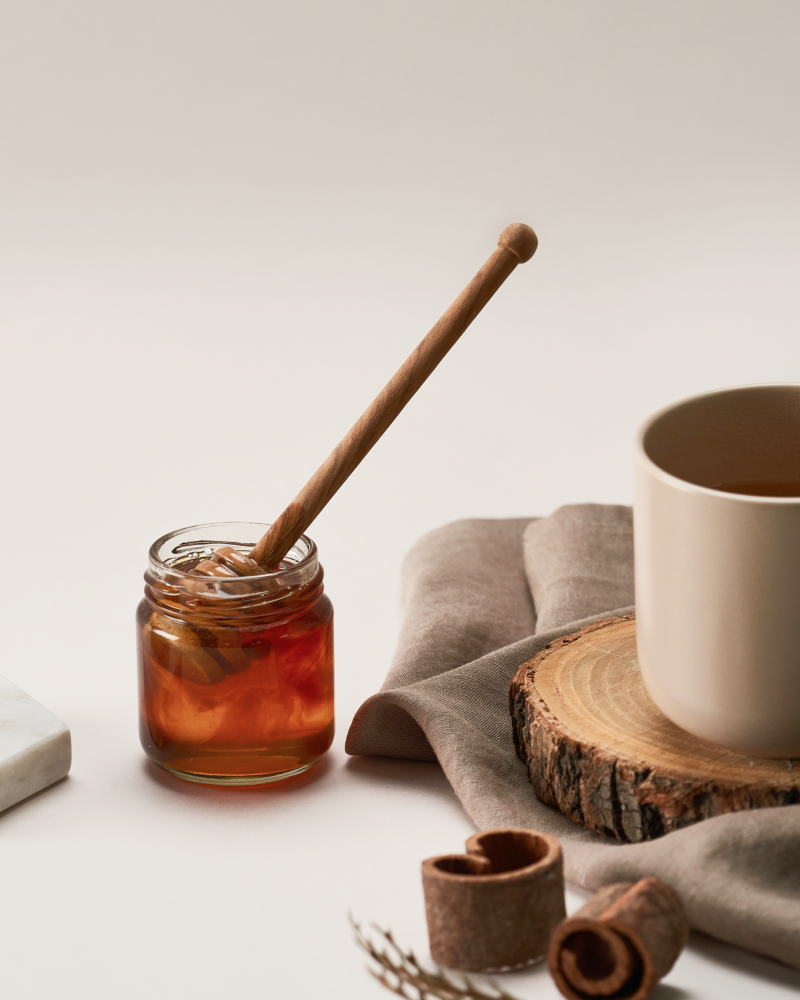 차와 함께 꿀과 함께  있는 사진